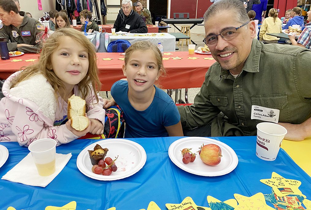 Students have breakfast with a veteran